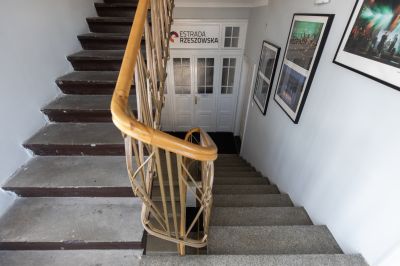 Wnętrze klatki schodowej willi Fryderyka Janusza. Widoczna balustrada w stylu art-d&eacute;co, stopnie wyłożone lastriko oraz szlachetna stolarka drzwiowa. Fot. Grzegorz Bukała UM Rzeszowa